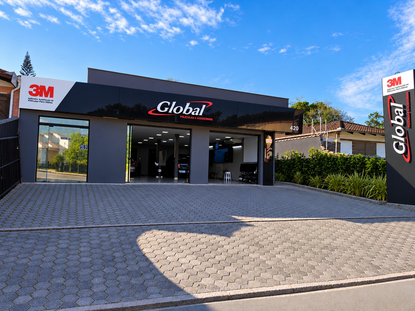 Fachada da Global Películas em Joinville, com a entrada da loja e a identificação da empresa